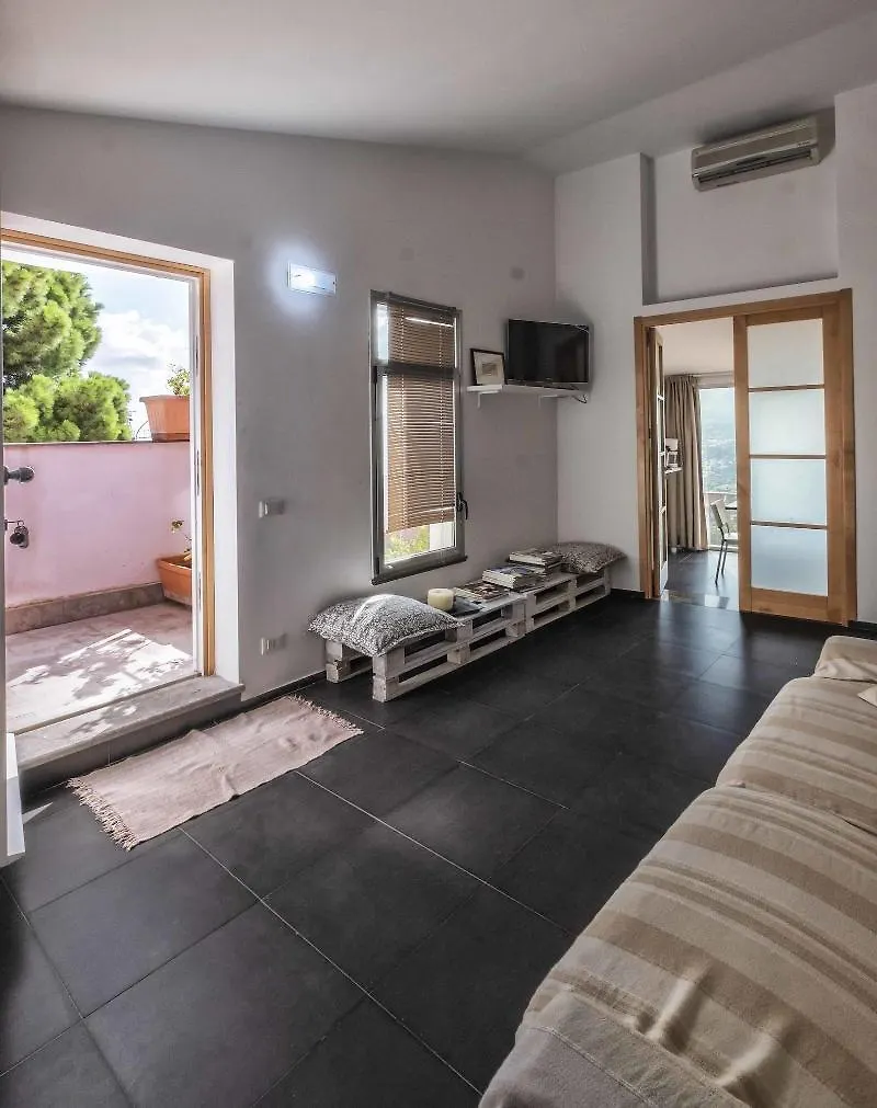 מונריאלה Bnb Casa Rossa 3*,