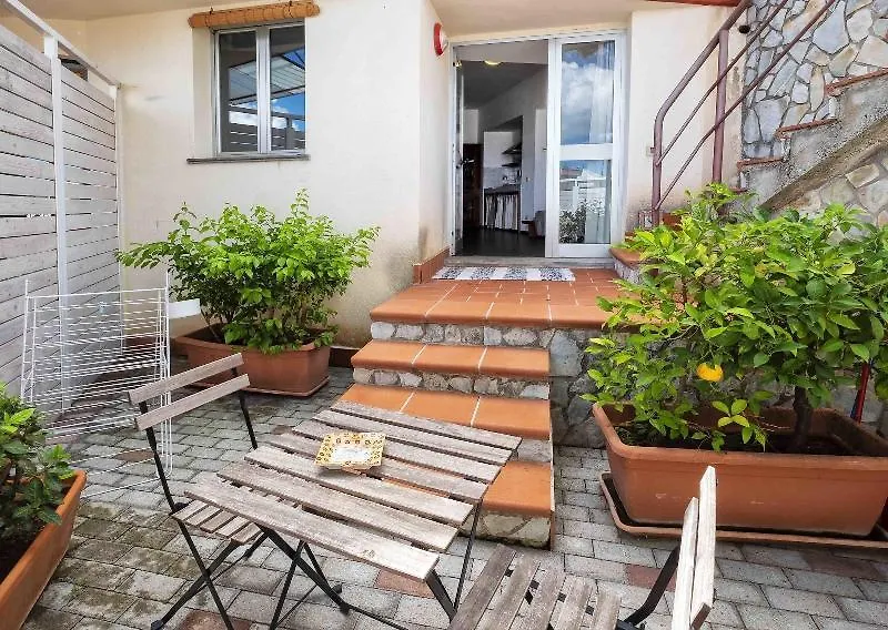 *** לינה וארוחת בוקר מונריאלה Bnb Casa Rossa איטליה