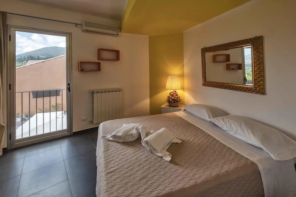 מונריאלה Bnb Casa Rossa