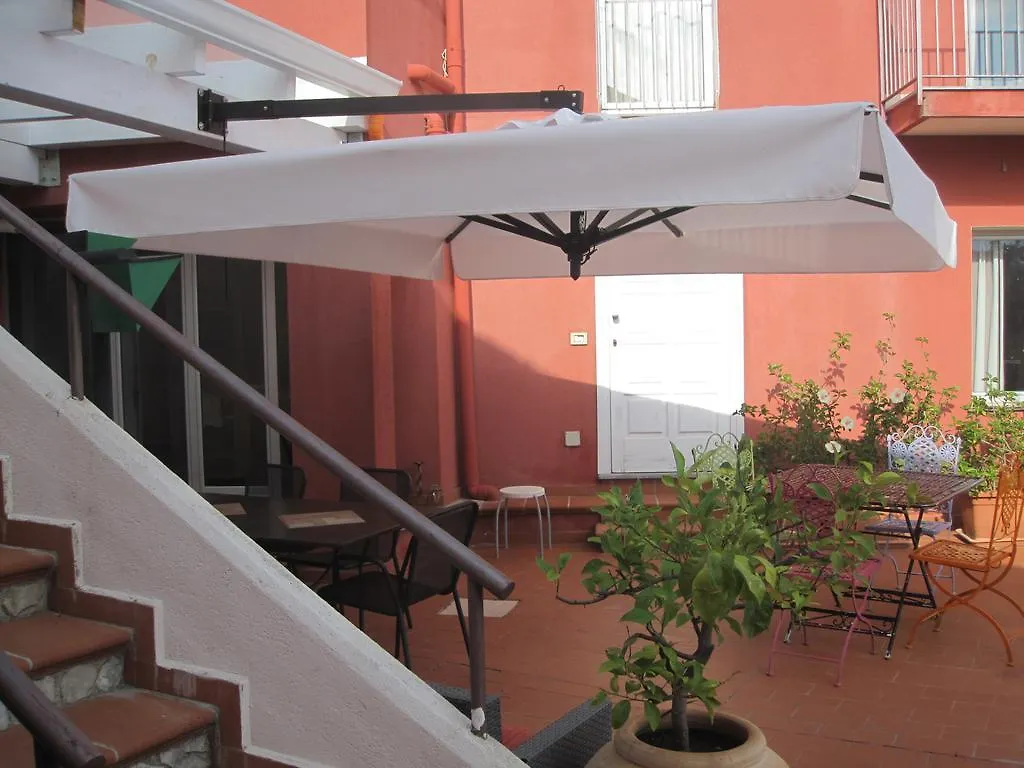 מונריאלה Bnb Casa Rossa