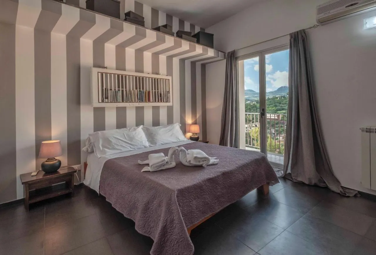 *** לינה וארוחת בוקר מונריאלה Bnb Casa Rossa איטליה