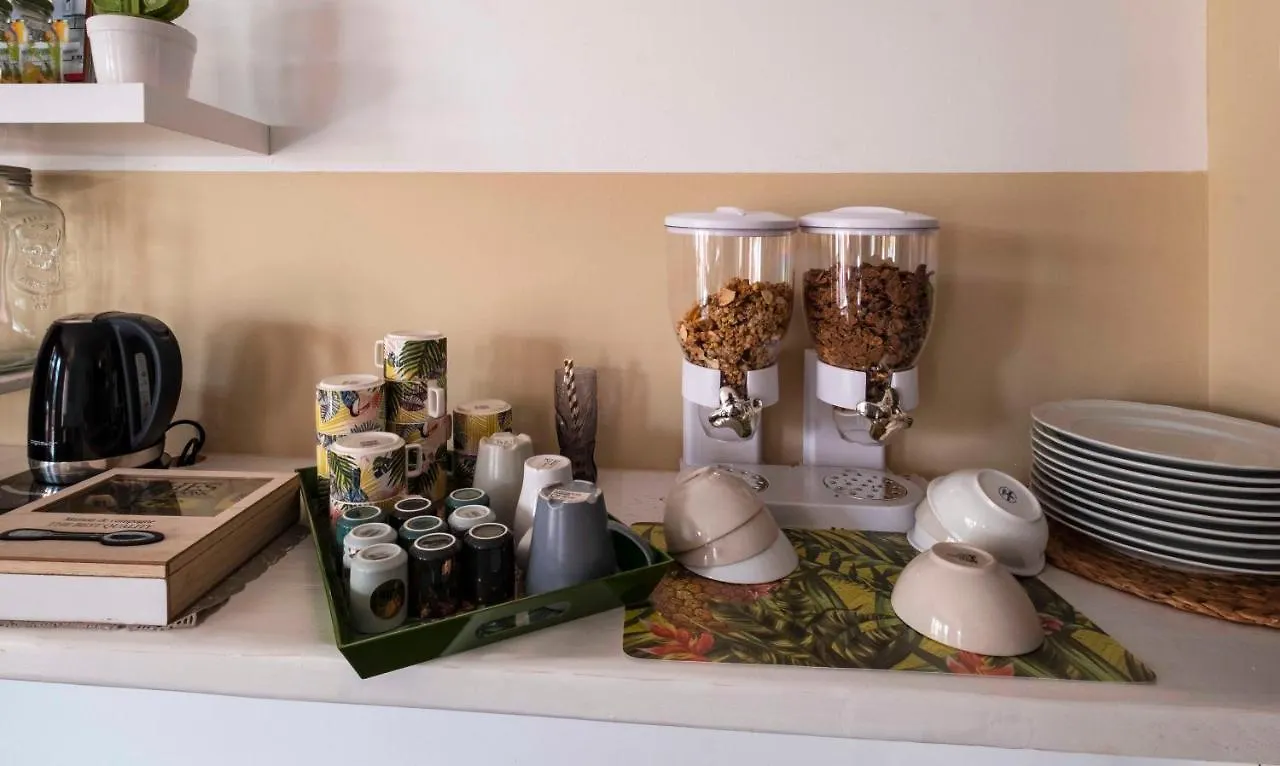 *** לינה וארוחת בוקר מונריאלה Bnb Casa Rossa איטליה
