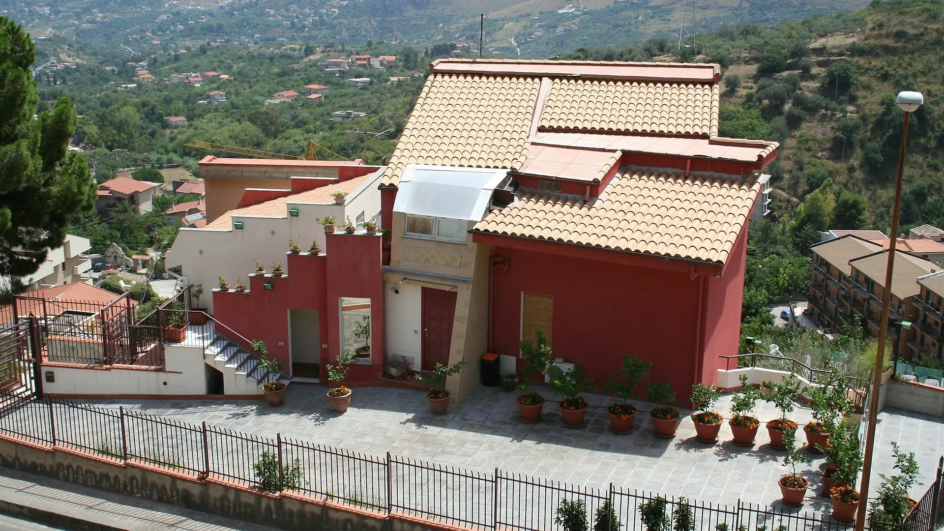 מונריאלה Bnb Casa Rossa 3*,  איטליה